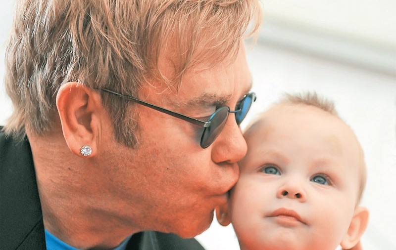 Elton John nu-l va putea adopta pe Lev pentru că e gay