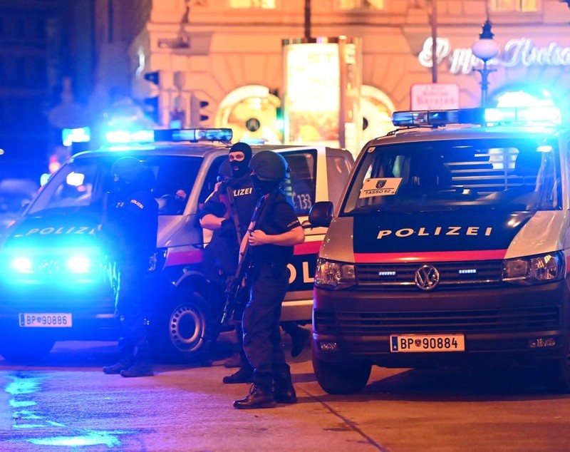 Mărturia unui român aflat în zona atacului terorist din Viena: “Am auzit de la balcon. Am crezut că sunt artificii, dar erau focuri automate intense”