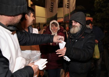 Nebunică şi-a asumat responsabilitatea împărţirii şoşetelor albe