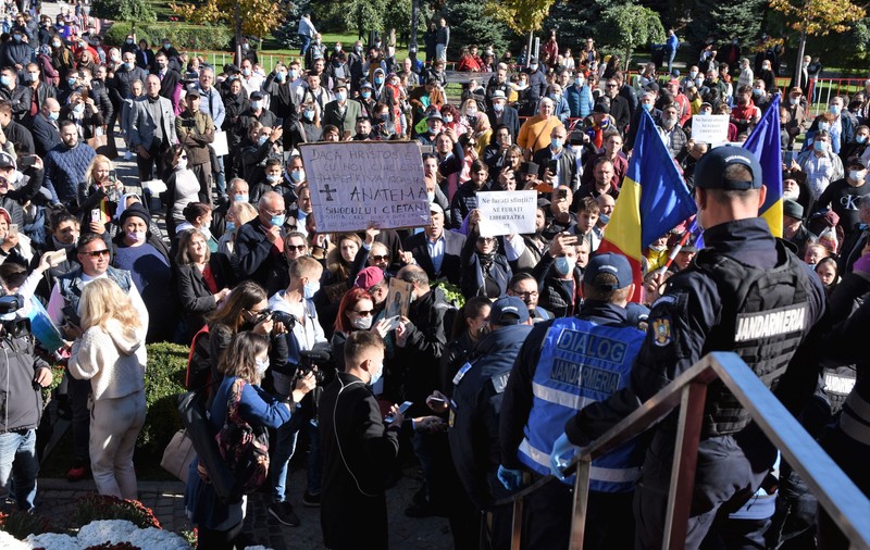 Sfânta Parascheva și COVIDu’ moralist: cei care îi iau peste picior pe pelerinii de la Iași se înghesuiau ei înșiși la Vama Veche sau la cluburile din Olimp