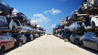 masini vechi distruse cimitir de masini