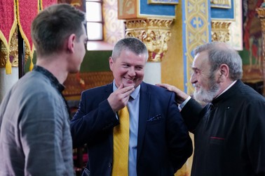 Preotul Mircea Dejeu, alături de invitați