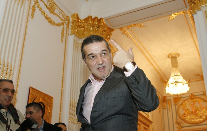 Vezi cum ”lucrează” Gigi Becali: ”Bă, schimbă aici, lasă așa aici!”