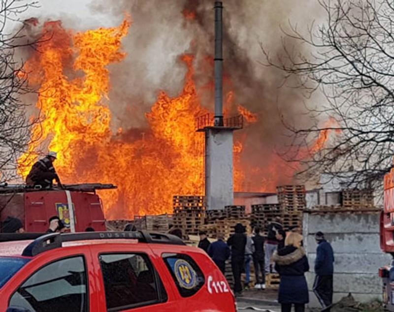 Incendiu în județul Cluj. Flăcările uriașe au înghițit un depozit