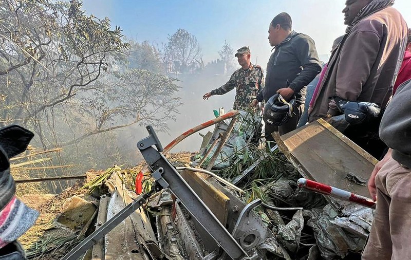 Un avion cu 72 de oameni la bord s-a prăbușit în Nepal. Aeronava „s-a rupt în bucăți”