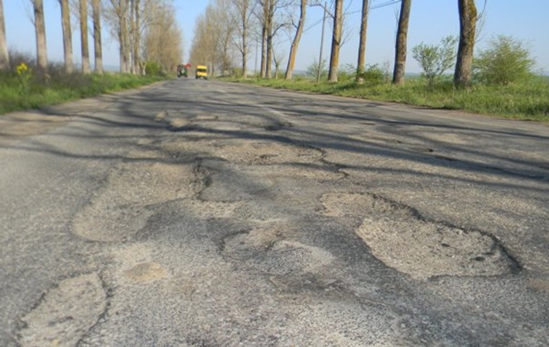 Şoseaua arată ca după bombardament! DN Oraviţa-Moraviţa le scoate peri albi şoferilor