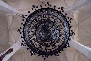 Potrivit lui Biro, candelabrele enorme din biserica trebuiau să fie în parlamentul de la Budapesta, dar pentru că au fost prea mari pentru a intra pe ușa clădirii, au ajuns în schimb în Ditrău.