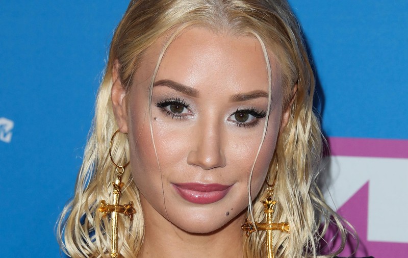 Incident la concertul lui Iggy Azalea. Una dintre dansatoarele ei s-a prăbușit pe scenă, ea a continuat să cânte | VIDEO
