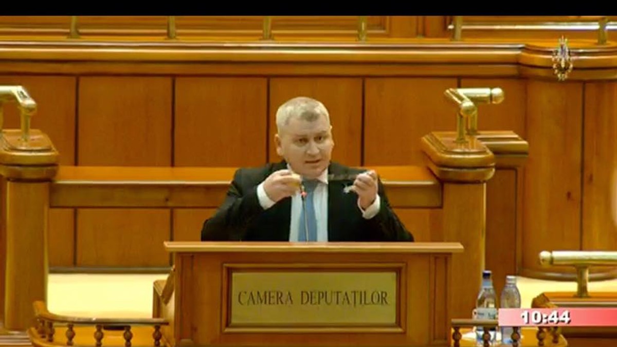 Scene incredibile în Parlament