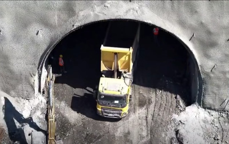 650 de muncitori și 200 de utilaje iau cu asalt una dintre cele mai grele secțiuni din Carpați pe Autostrada Sibiu-Pitești