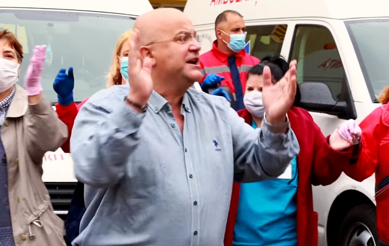 Cadrele medicale și directoarea Centrului Caraiman din subordinea Primăriei Sector 1, “actori” în clipul lui “Axinte” de la Vacanța Mare: “Parlamentari, doctori, vedete/ Le este frică de izolete”