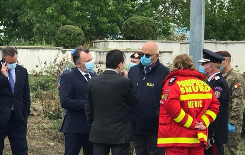 Orban, Tătaru și Arafat cer distanțare socială, dar ei înșiși nu o respectă. Surprinși la două degete unii de alții, nu la două brațe