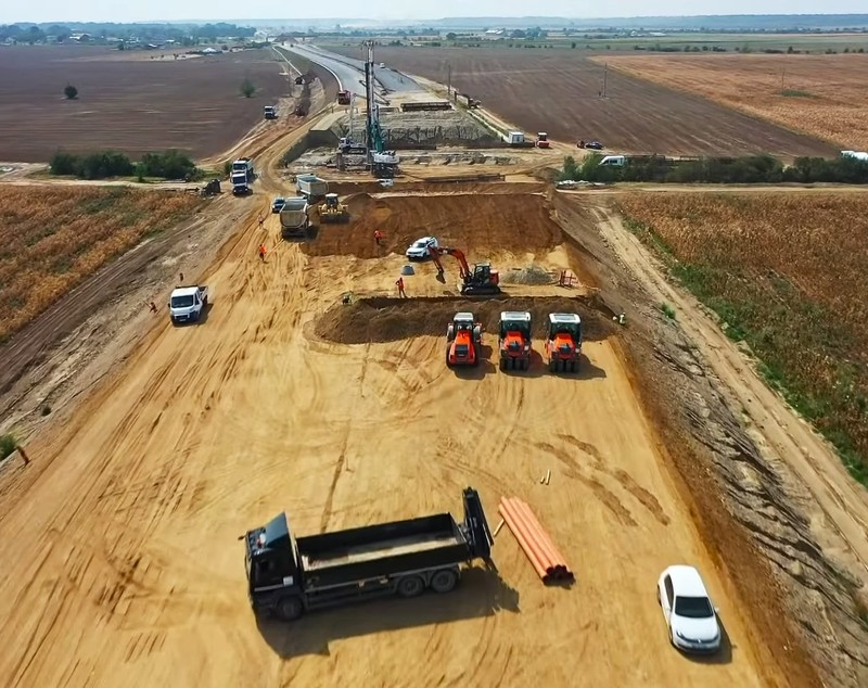 „Cea mai scurtă inaugurare de autostradă din lume”. Asociația Pro Infrastructură critică întârzierile și „cheful de muncă” al firmei care lucrează la Lotul 3 din Autostrada A0 | VIDEO
