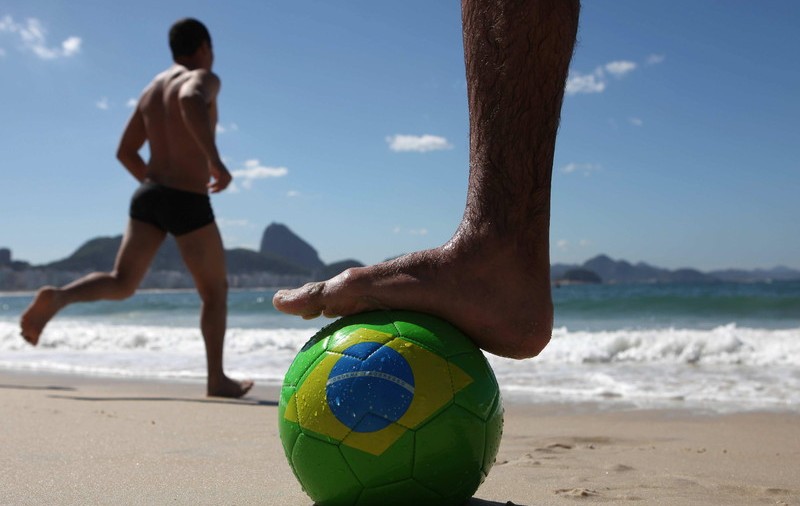 VIDEO / Brazilienii au mai găsit un motiv de revoltă împotriva FIFA:  J Lo sau Shakira?