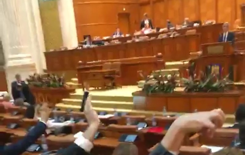 Deputații, sancționați pentru "perturbarea activității parlamentare". Cum va putea fi tras la răspundere un ales