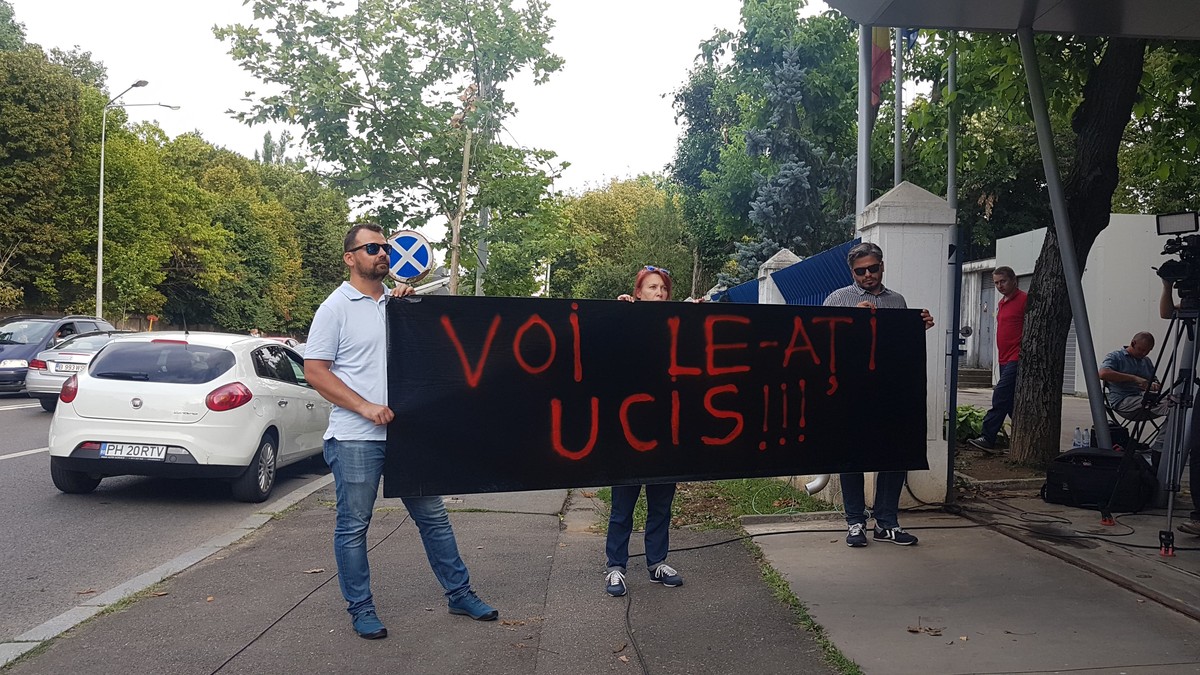 Mașina Gabrielei Firea și a lui Eugen Teodorovici, blocate de protestatari la ieșirea din sediul PSD