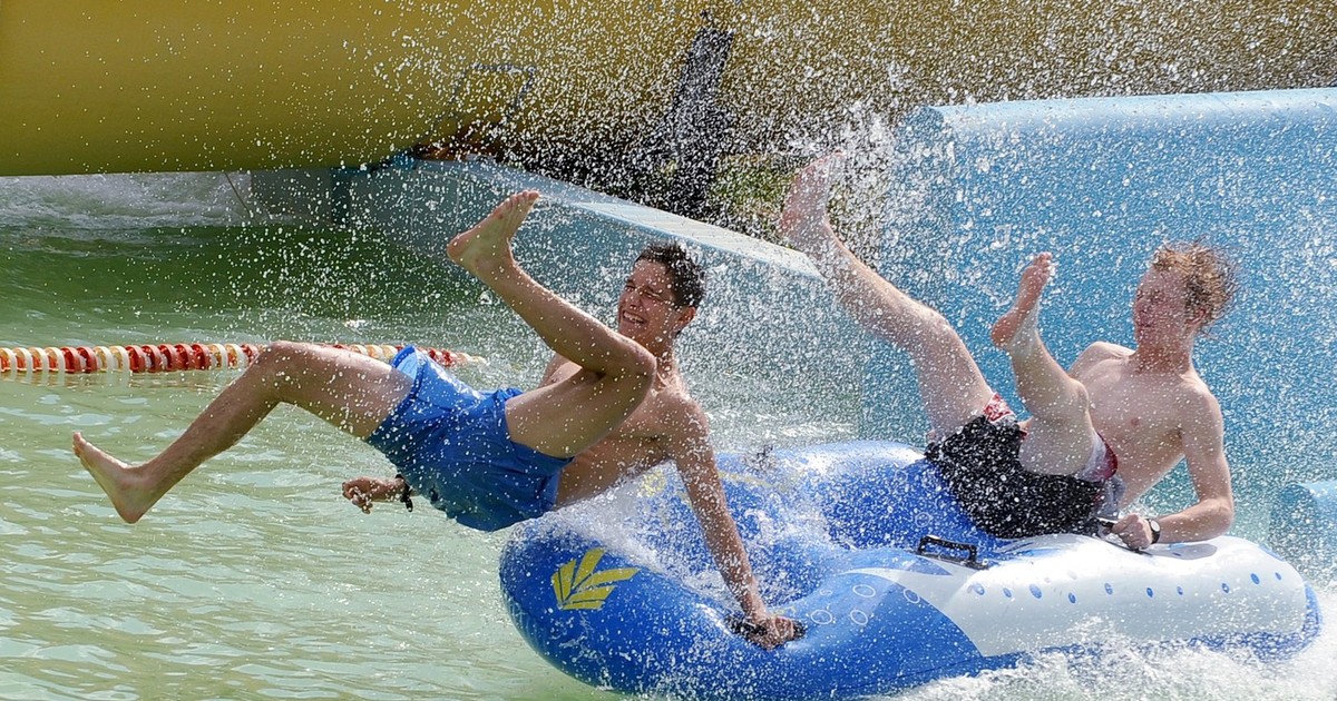 Tinerii se dau cu toboganele, bucurându-se de o pistă acvatică la parcul acvatic „Aquapark Tatralandia” din centrul Slovaciei