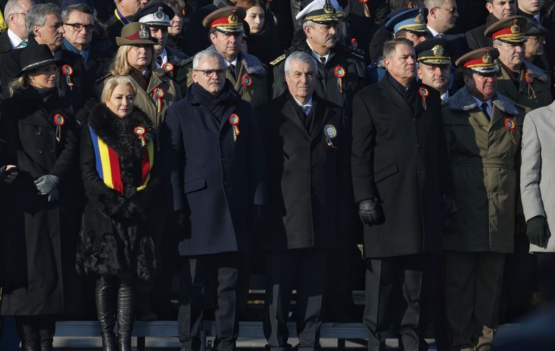Liviu Dragnea a venit la parada de 1 Decembrie din București, în ciuda interdicției medicului
