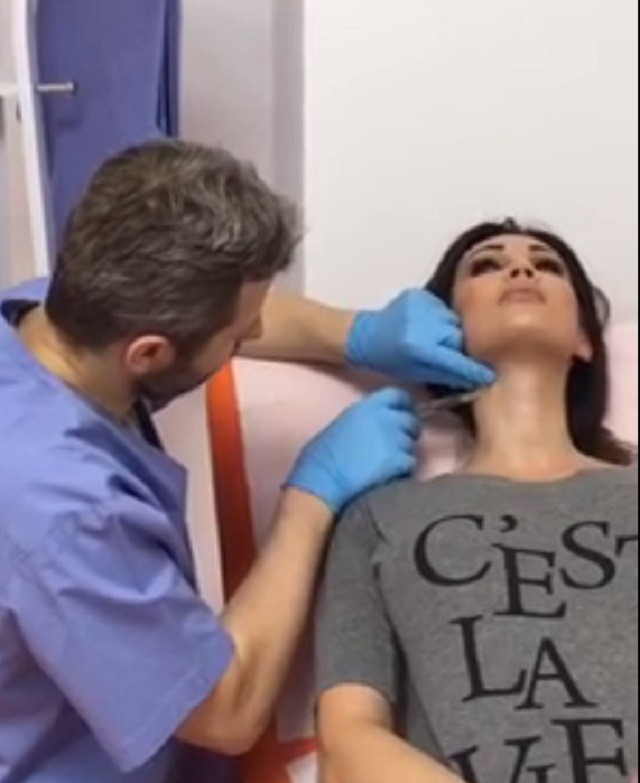 Nicoleta Luciu și-a injectat gâtul. "Vreau să văd cât este de dureros"