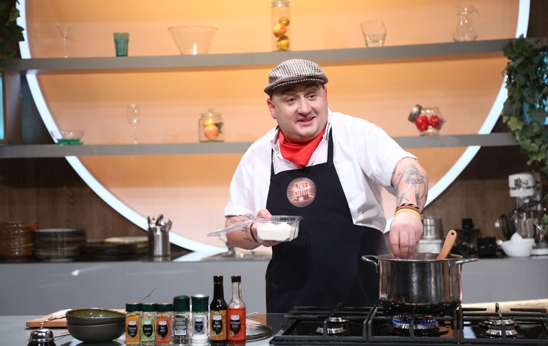 Un concurent de la „Chefi la cuțite” i-a șocat pe cei trei jurați: „Consum produse expirate chiar și după un an. Fac mâncare din orice”