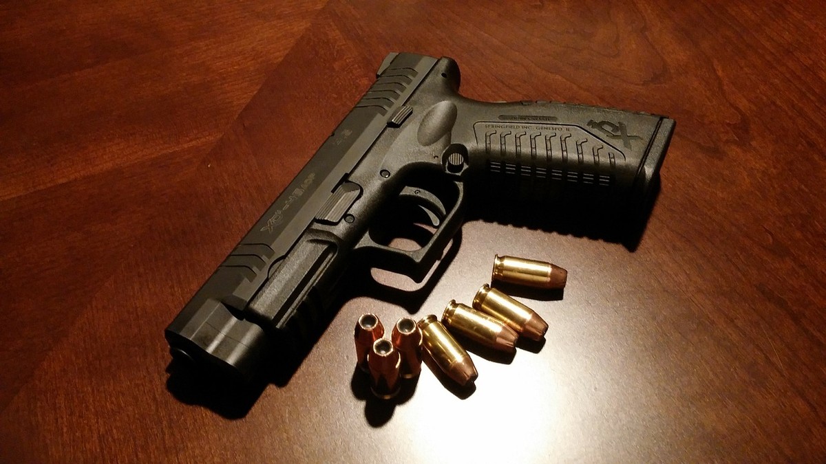 Un băiețel de patru ani și-a împușcat mama în față. Cum a găsit puștiul pistolul