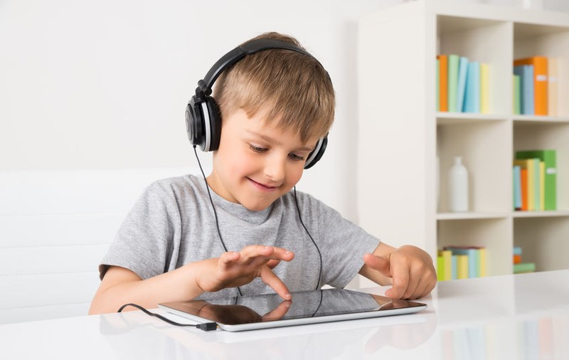 O mamă s-a trezit cu o factură uriașă după ce fiul ei s-a jucat pe tabletă