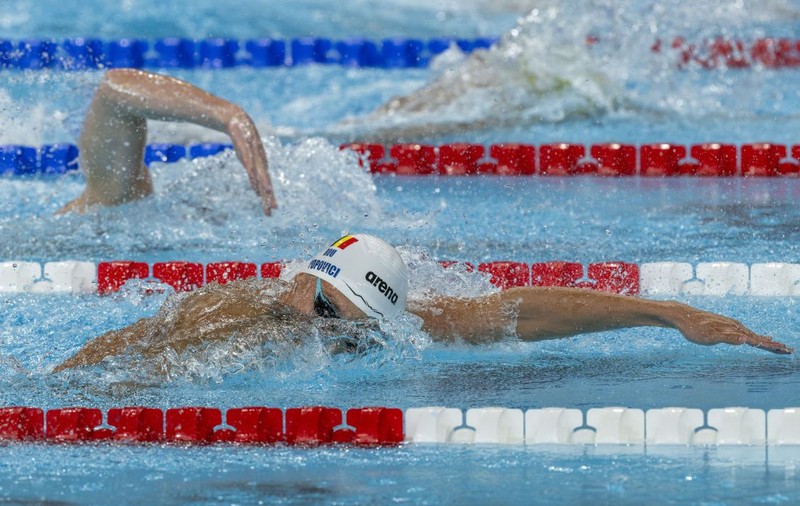 David Popovici s-a calificat în semifinale la 200 de metri liber la Campionatul Mondial de Nataţie. Românul a scos cel mai bun timp al seriei