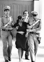 „Păpușica”, reținută de carabinieri, după o operațiune din 1993.