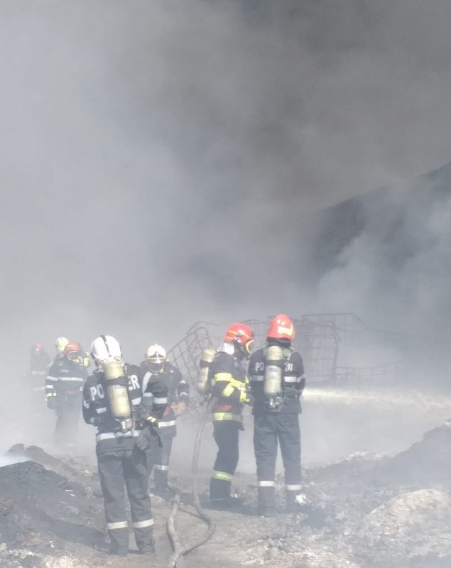 Mobilizare de forțe la incendiul de la Salonta. Zeci de pompieri se luptă cu flăcările de aproape 12 ore