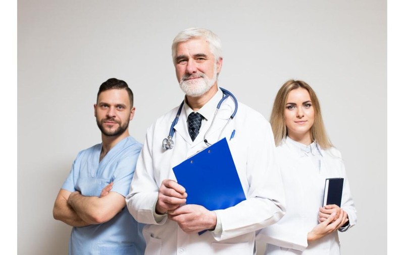 Ce înseamnă, de fapt, culoarea uniformei unui cadru medical: cod nescris sau regulă oficială
