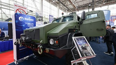 Președintele Slovaciei s-a urcat la volanul unui VLAH blindat, primul 4x4 de acest fel făcut în România în ultimii 35 de ani