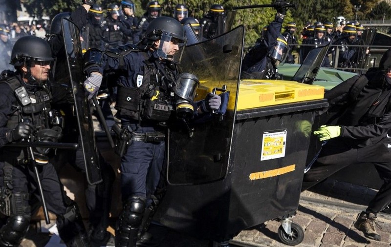 Protestele violente continuă în Franța Sursă foto: Profimedia.
