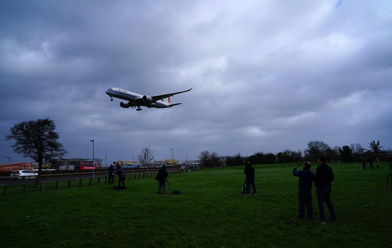 Imagini virale de pe un aeroport din Londra: avioane încearcă să aterizeze în timpul furtunii Eunice
