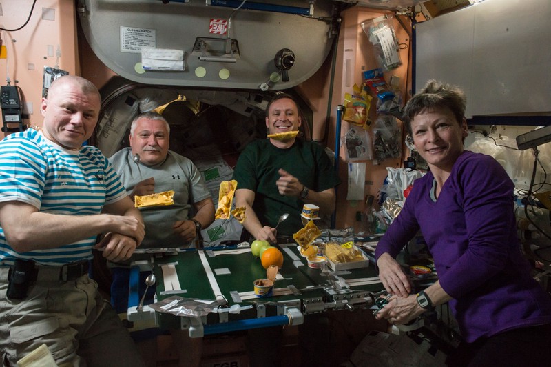 Şi în trecut, masa de Crăciun a astronauţilor aflaţi în spaiul cosmic a fost încărcată cu diverse alimente menite să le aducă aminte de tradiţiile de iarnă de pe Pământ (foto: NASA)