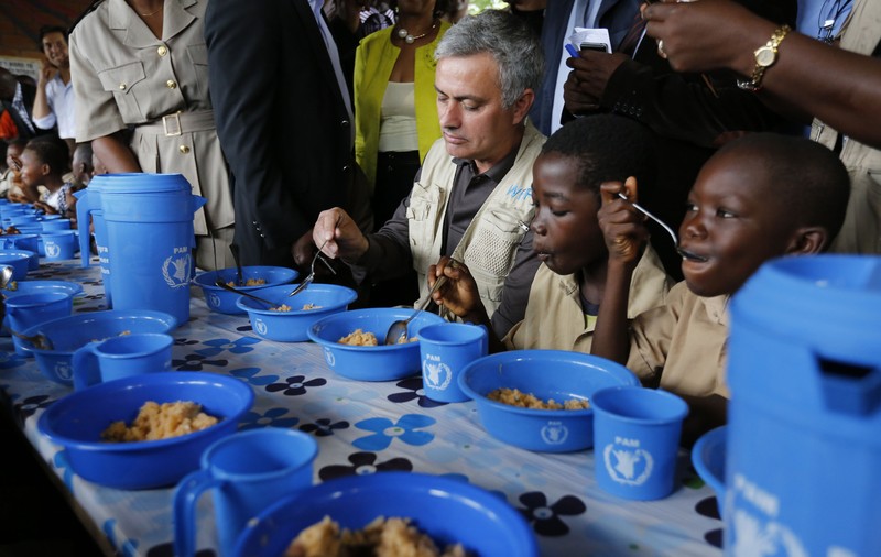 Mourinho a mâncat orez cu legume cu copiii săraci din Coasta de Fildeş