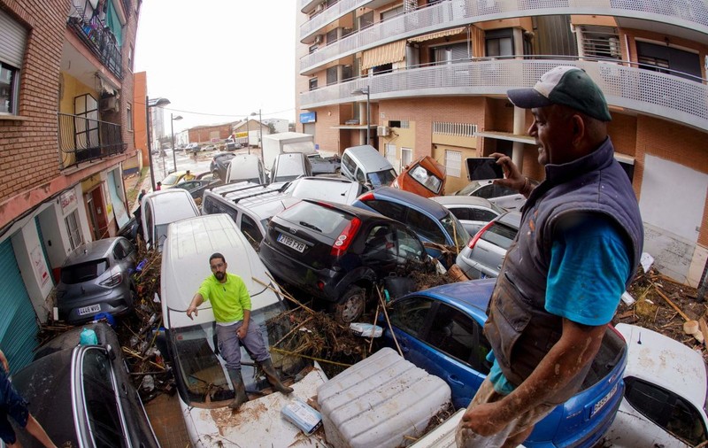 6 români găsiți în viață, 16 români rămân dispăruți în inundațiile din Spania, anunță MAE
