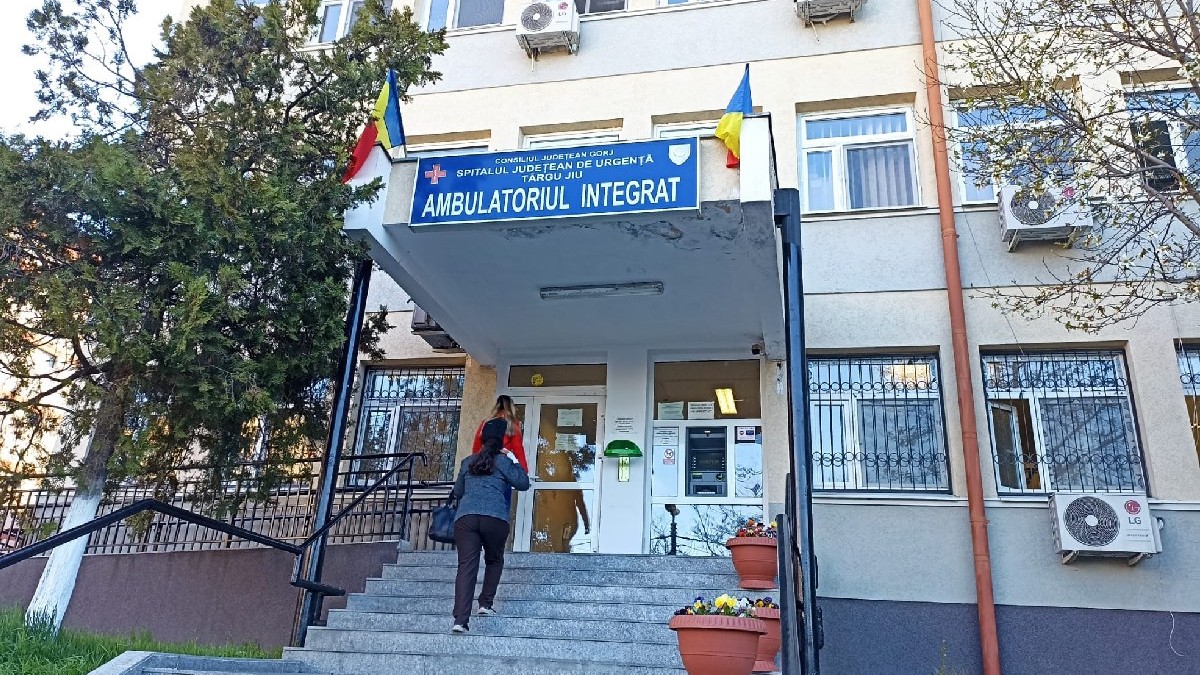 Intrarea în Spitalul Judetean din Targu Jiu- Gorj, doi oameni urcă scările.