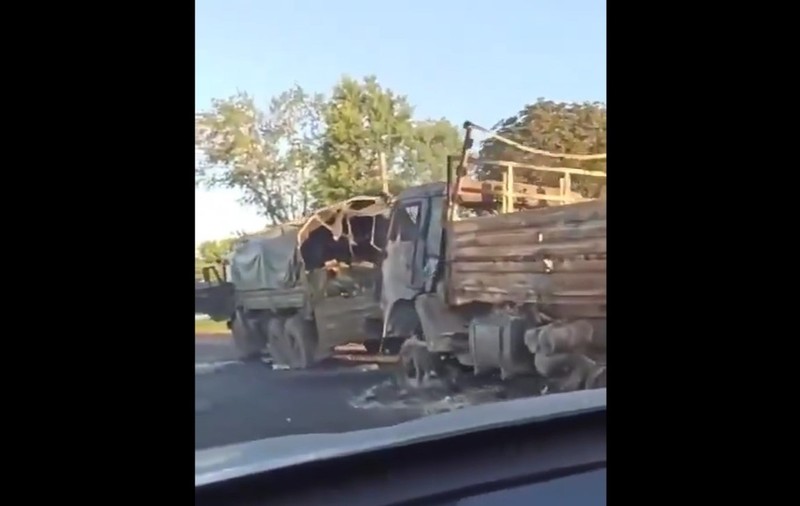 Momentul atacului ucrainean asupra unui convoi militar. 15 camioane făcute scrum, înșirate de-a lungul unei autostrăzi VIDEO