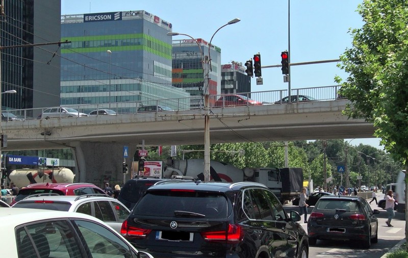 #salvatipipera / Cum perturbă traficul semaforul “imposibil”: cinci maşini la 120 de secunde - VIDEO
