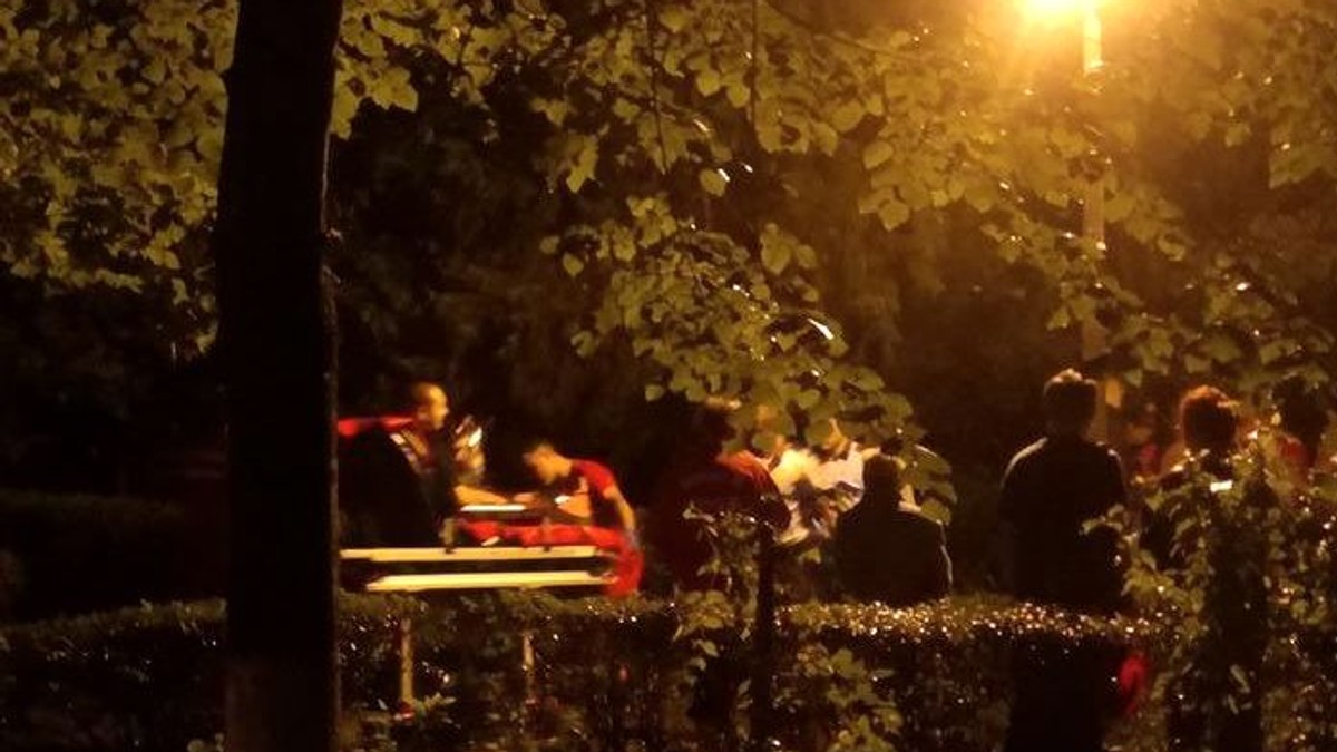 Un pompier din Oradea, rănit în timp ce tăia cu drujba un copac doborât de furtună
