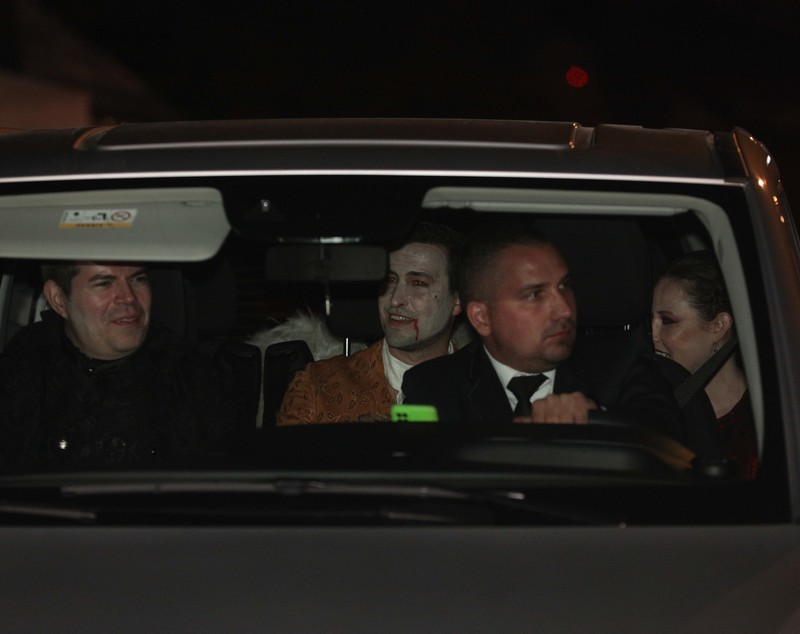 Cum s-au costumat invitații de la petrecerea miliardarilor de Halloween de la Castelul Bran. Cine a jucat rolul contelui Dracula