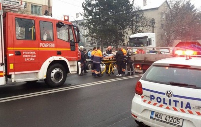 Carambol în Petroșani. Doi pompieri au fost răniți într-un accident în care s-au ciocnit patru mașini