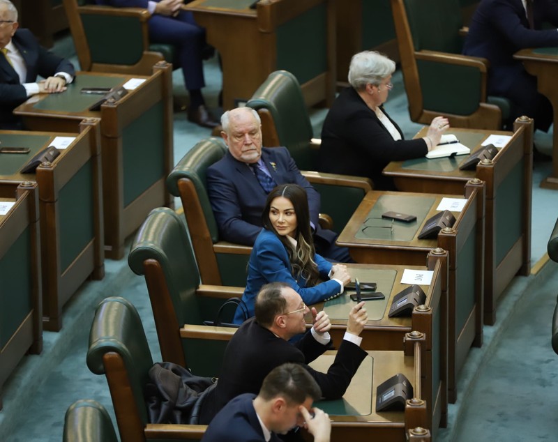 Prima zi din viața noului Parlament. Șoșoacă l-a flancat pe Ciucă, Becali a smuls microfonul unui jurnalist, iar liberalii se zbat între Crin și Nicușor