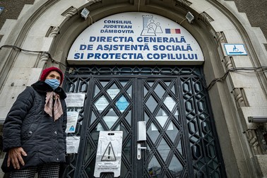 Bunica Maria s-a dus la sediul DGASPC să afle unde-i nepotul ei