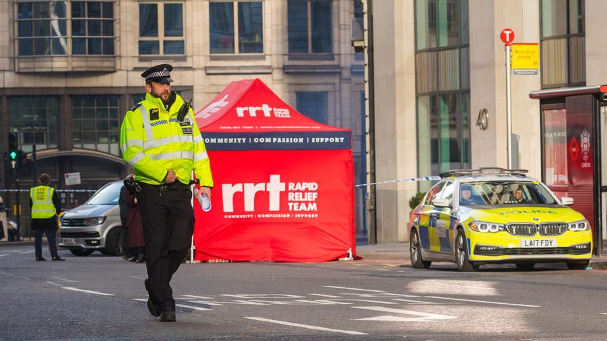 Un mort și cinci răniți după ce o mașină a lovit un grup de pietoni în Londra