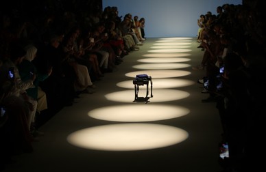 Primul câine artificial în mărime naturală prezintă o geantă făcută de Ferronato, brand-ul elvețian de accesorii tehnologizate în timpul Săptămânii Modei Arabe pentru bărbați din Dubai, 28 iunie 2022.