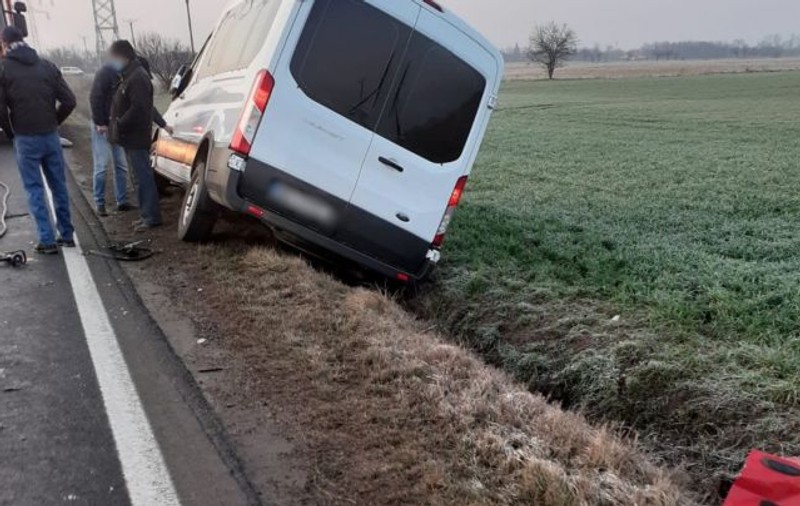 Accident cu cinci victime în Dâmbovița, după ce un microbuz și două mașini s-au ciocnit