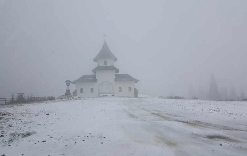NINGE CA-N POVEȘTI! Codul Portocaliu de viscol și ninsori a intrat în vigoare | FOTO