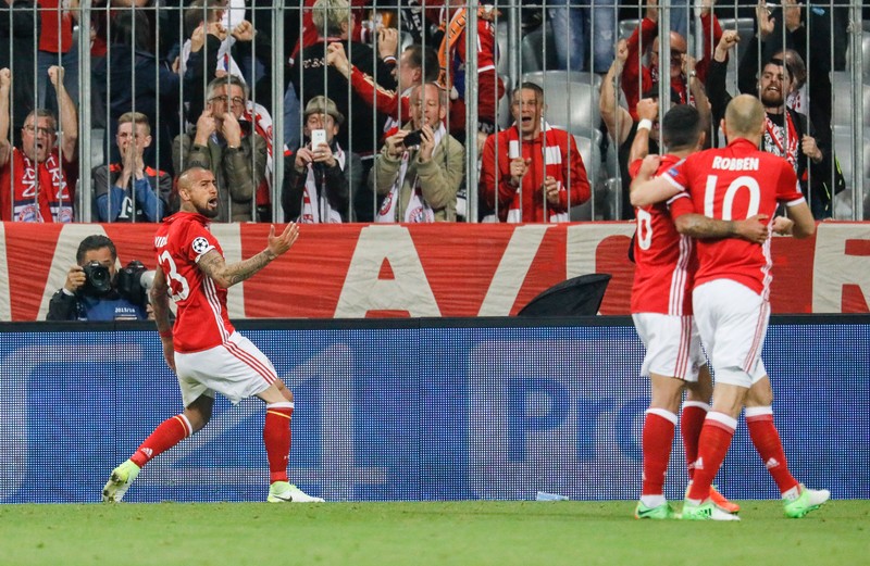 epa05905009 Bayern's Arturo Vidal (L) celebrates after scoring the 1-0 goal during the UEFA Champions League quarter final, first leg soccer match between Bayern Munich and Real Madrid at Allianz Arena in Munich, Germany, 12 April 2017. EPA/RONALD WITTEK