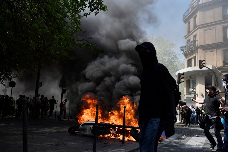 epa07517580 Protesters from the 'Gilets Jaunes' (Yellow Vests) movement clash with French riot Police during the 'Act XXIII' demonstration (the 23th consecutive national protest on a Saturday) in Paris, France, 20 April 2019. Yellow Vest protests are expected in several cities across France. EPA-EFE/Julien de Rosa